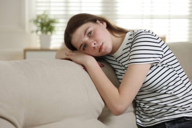 Evdeki kanepede depresif genç kız.