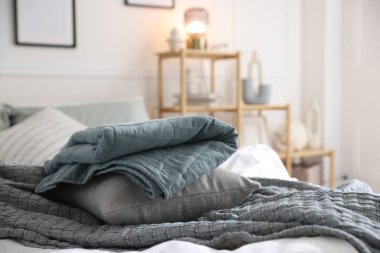 İçerideki yatakta temiz çarşaflar. Ev tekstili