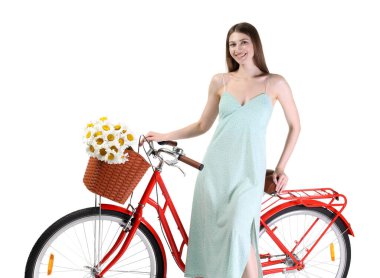 Beyaz arka planda çiçek sepeti ile gülümseyen kadın ve bisiklet