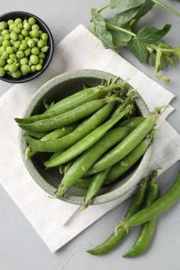 Taze taze taze bezelyeler Gri masada, düz yatıyordu