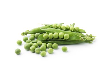 Taze yeşil bezelyeler ve kabuklar beyaz üzerinde izole edilmiş.