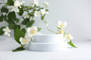 Işık arkaplanda yaprakları olan güzel yasemin çiçekleri