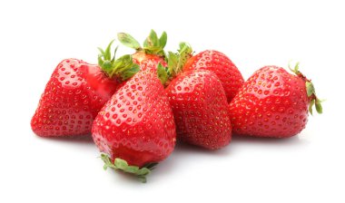 Beyaz üzerine izole edilmiş taze olgun çilek yığını.