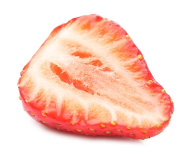 Sulu çileğin yarısı beyaza izole edilmiş.