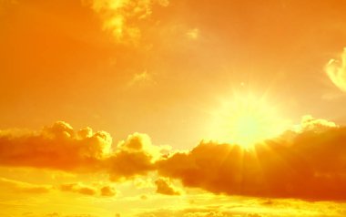 Sıcak yaz havasında bulutlu turuncu gökyüzü