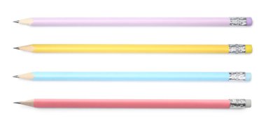 Beyaz arkaplanda farklı grafit kalemler, ayarla