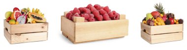Tahta sandıklardaki farklı taze meyveler beyaz üzerine izole edilmiş.