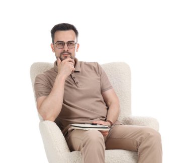 Beyaz arka planda dizüstü bilgisayarı olan profesyonel bir psikolog.