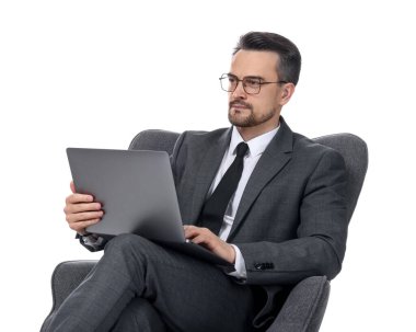 Profesyonel psikolog beyaz arka planda dizüstü bilgisayarla müşterisiyle çevrimiçi istişare yapıyor.