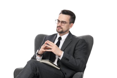 Beyaz arka planda dizüstü bilgisayarı olan profesyonel bir psikolog.