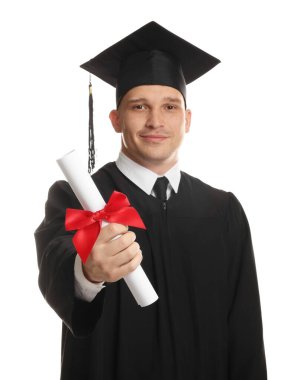 Mezun olduktan sonra beyaz arka planda diplomalı bir öğrenci.