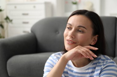 Uyum. Evde gülümseyen kadın, mesaj için yer