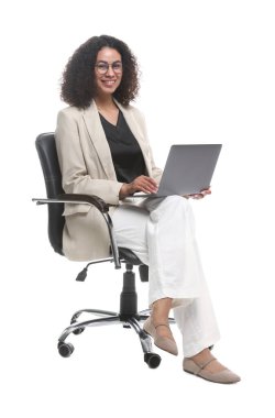 Beyaz arka planda ofis koltuğunda dizüstü bilgisayarı olan profesyonel bir psikolog.