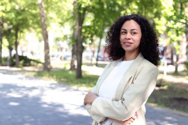 Açık havada gülümseyen Latin Amerikalı kadın portresi. Metin için boşluk