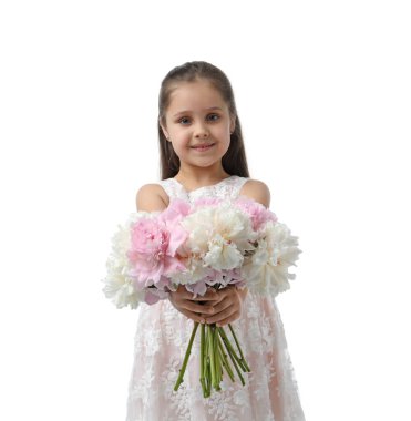 Beyaz arka planda bir buket güzel şakayığı olan tatlı küçük bir kız.