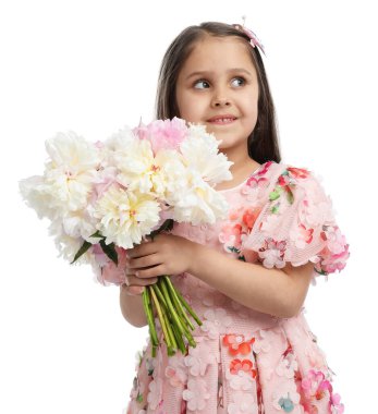 Beyaz arka planda bir buket güzel şakayığı olan tatlı küçük bir kız.