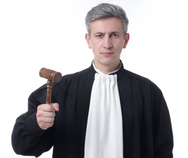 Beyaz arka planda mahkeme elbisesi giymiş çekiçli yargıç