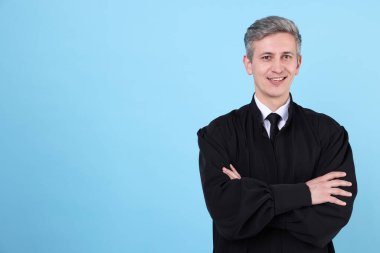 Açık mavi arka planda gülümseyen yargıç. Metin için boşluk