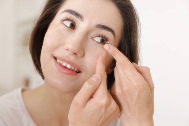 Güzel bir kadın kontakt lens takıyor, yakın plan.