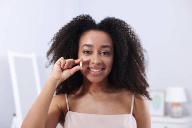 Kolajen haplı güzel Brezilyalı kadın.