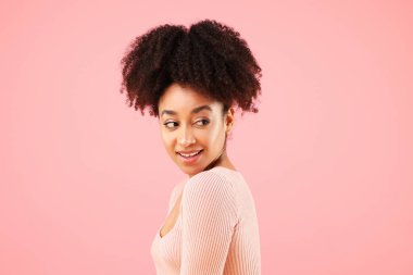 Pembe arka planda güzel Brezilyalı kadın portresi