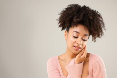 Gri arka planda güzel Brezilyalı kadın portresi, metin için boşluk