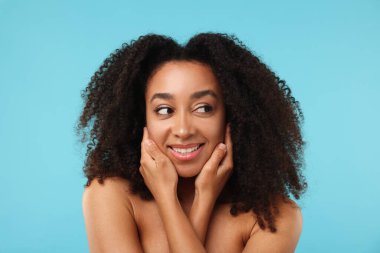 Açık mavi arka planda spa tedavisinden sonra güzel Brezilyalı kadın portresi