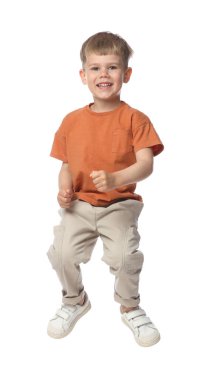 Mutlu küçük çocuk beyaz arka planda dans ediyor