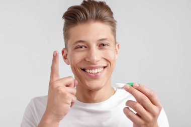 Kontak lensli ve ışık arkaplanlı bir adam