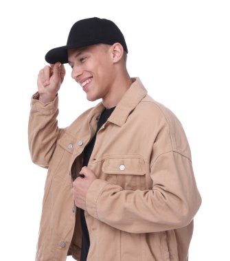 Beyaz arka planda siyah şapka giyen genç bir adam.