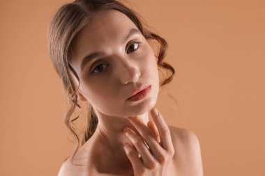 bej renkli arka plan üzerinde güzel genç kadın portresi