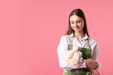 Pembe arka planda güzel şakayık çiçekleri olan bir çiçekçi.