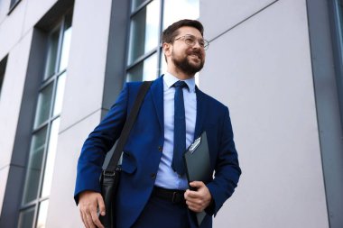 Ofis binasının yanındaki panoda başarılı bir iş adamı, düşük açılı görünüm