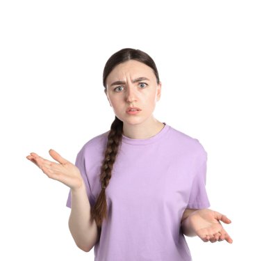 Beyaz arka planda kafası karışmış kadın portresi