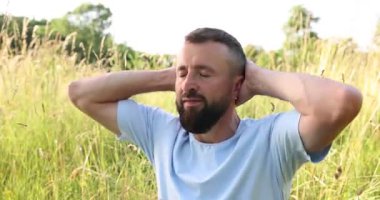 Özgürlüğü hissetmek. Mutlu adam dışarıda eğleniyor.