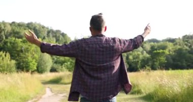 Özgürlüğü hissetmek. Adam dışarıda eğleniyor, arka manzara