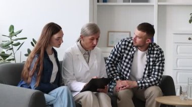 Tüp bebek (tüp bebek). Çift, üreme kliniğinde doktorla görüşüyor.