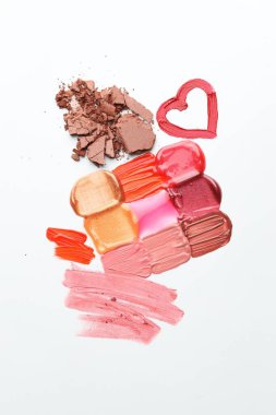 Beyaz arka planda farklı kozmetik ürünleri, düz yatış