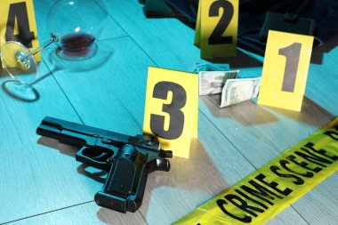 Adli tıp uzmanlığı. Kanıt, işaret ve polis bandı olan olay yeri, yakın çekim. Renkli tonlama efekti