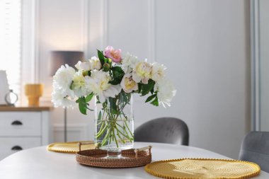 Yemek odasında vazo çiçekli güzel masa ayarları, metin için boşluk.