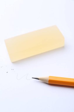 Beyaz arkaplanda kalem ve silgi, yakın plan