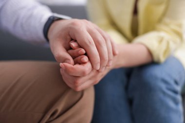 Ofisteki terapi seansında hastaya destek veren psikolog, yakın çekim.