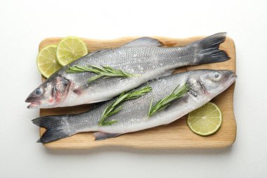 Beyaz masadaki baharatlı taze çiğ deniz kabuğu. Balık ve deniz ürünleri lezzetleri