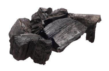 Siyah kömür parçaları beyaza izole edilmiş.