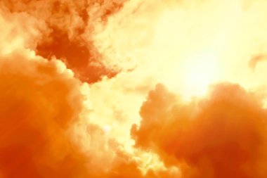 Sıcak yaz havasında bulutlu turuncu gökyüzü