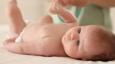 Doktor hastanede steteskopla şirin bebeği muayene ediyor.