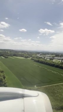 Uçuş sırasında güzel şehri uçak penceresinden kaydeden kişi