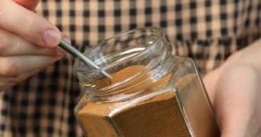 Kavanozdan hazır kahve alan kadın, yakın plan.