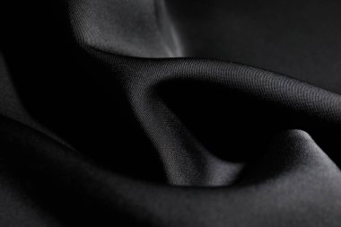 Arkaplan olarak buruşmuş siyah ipek kumaş, yakın plan
