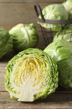 Taze lahana ve sepet tahtada, yakın plan.